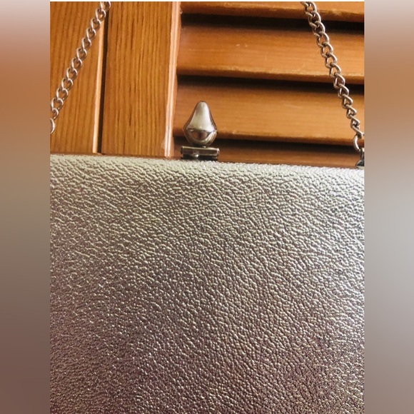 Vintage Shiny Metallic Silver Clutch Purse With Short Chain Strap 1960’s - Picture 8 of 11